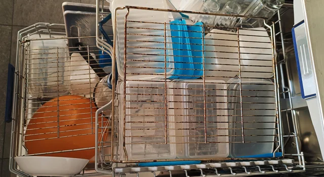 Plastics and Lightweight Items inside the Dishwasher